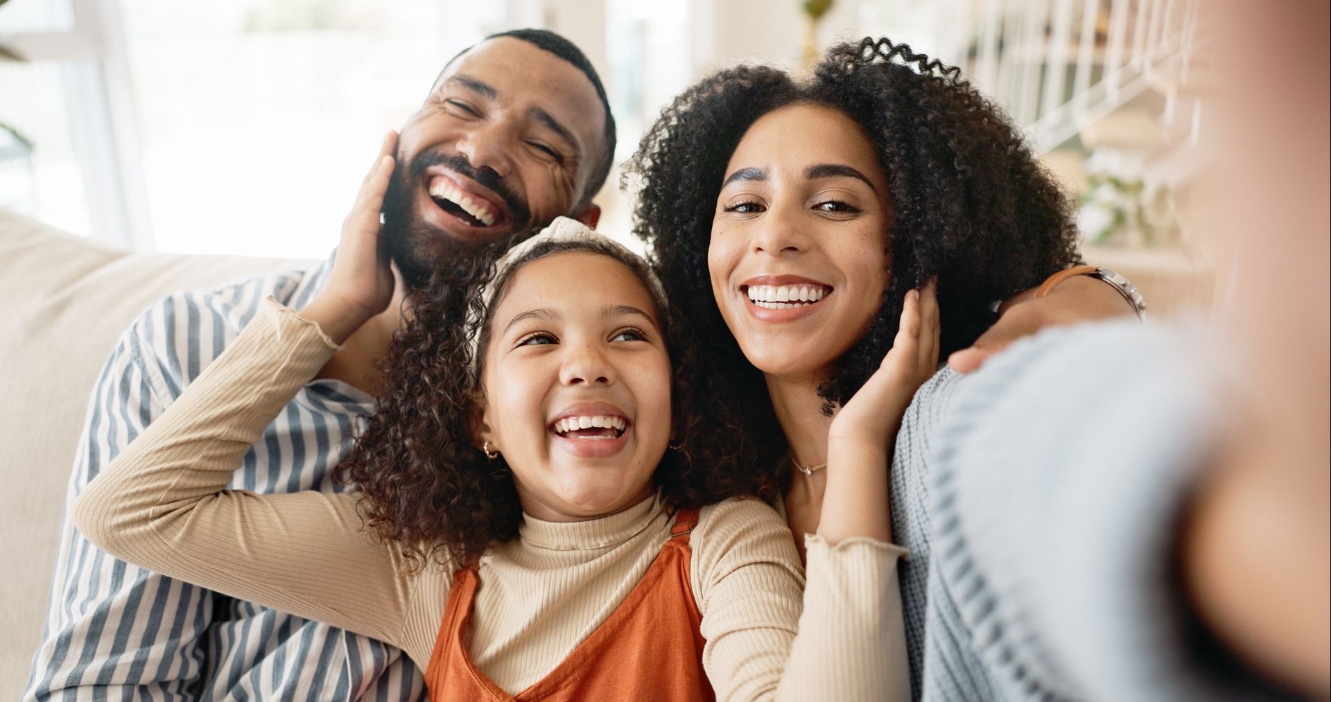 Família feliz e saudável com AtendMed Card